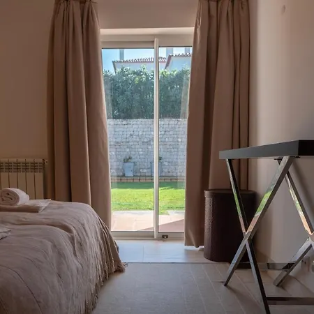 Deslumbrante V6 Вилла